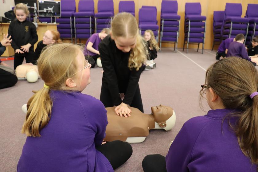 Year 5 pupils recently participated in a day of training in Emergency First Aid!